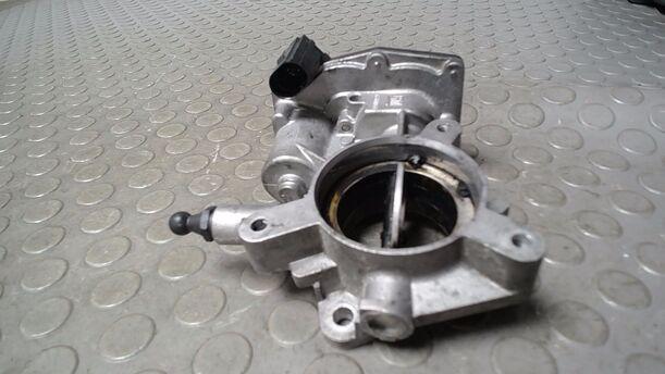 Foto: DROSSELKLAPPENSTUTZEN/ DROSSELKLAPPE eines Opel Astra 2.0 CDTI DPF ecoFLEX SportsTourer Start/Stop