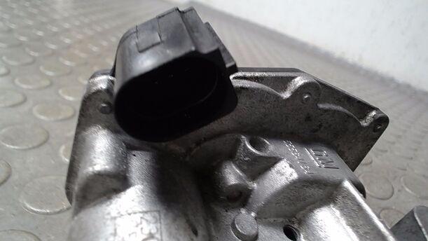 Foto: DROSSELKLAPPENSTUTZEN/ DROSSELKLAPPE eines Opel Astra 2.0 CDTI DPF ecoFLEX SportsTourer Start/Stop