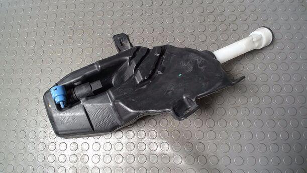 Foto: SCHEIBENWASCHBEHÄLTER eines Opel Astra 2.0 CDTI DPF ecoFLEX SportsTourer Start/Stop
