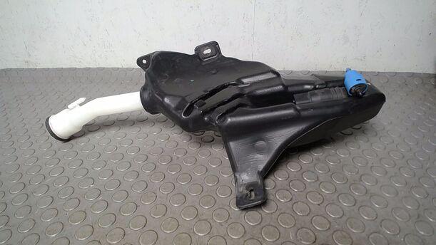 Foto: SCHEIBENWASCHBEHÄLTER eines Opel Astra 2.0 CDTI DPF ecoFLEX SportsTourer Start/Stop