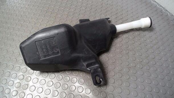 Foto: SCHEIBENWASCHBEHÄLTER eines Opel Astra 2.0 CDTI DPF ecoFLEX SportsTourer Start/Stop