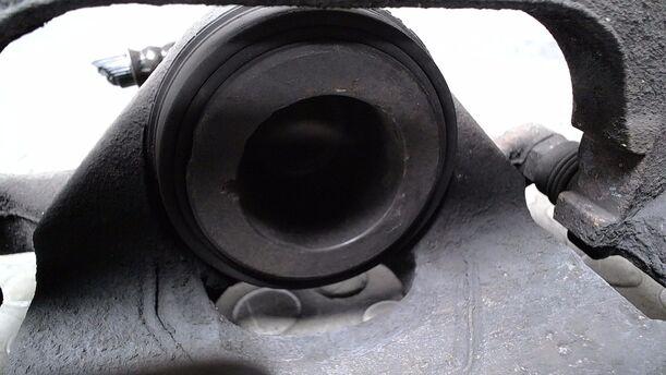 Foto: BREMSSATTEL VORN LINKS ( GM ) eines Opel Astra 2.0 CDTI DPF ecoFLEX SportsTourer Start/Stop