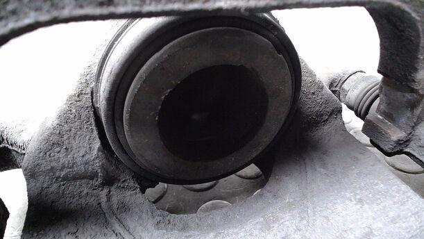 Foto: BREMSSATTEL VORN RECHTS ( GM ) eines Opel Astra 2.0 CDTI DPF ecoFLEX SportsTourer Start/Stop