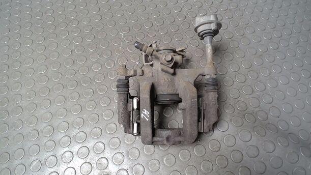 Foto: BREMSSATTEL HINTEN LINKS ( GM ) eines Opel Astra 2.0 CDTI DPF ecoFLEX SportsTourer Start/Stop