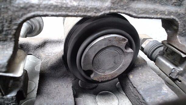Foto: BREMSSATTEL HINTEN LINKS ( GM ) eines Opel Astra 2.0 CDTI DPF ecoFLEX SportsTourer Start/Stop