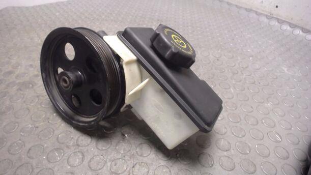 Foto: PUMPE SERVOLENKUNG / SERVOPUMPE eines Ford Mondeo 2.0 Turnier LX