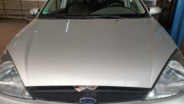 Foto: MOTORHAUBE eines Ford Focus LX