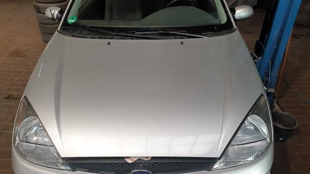 Foto: MOTORHAUBE eines Ford Focus LX