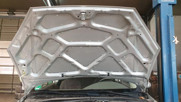 Foto: MOTORHAUBE eines Ford Focus LX