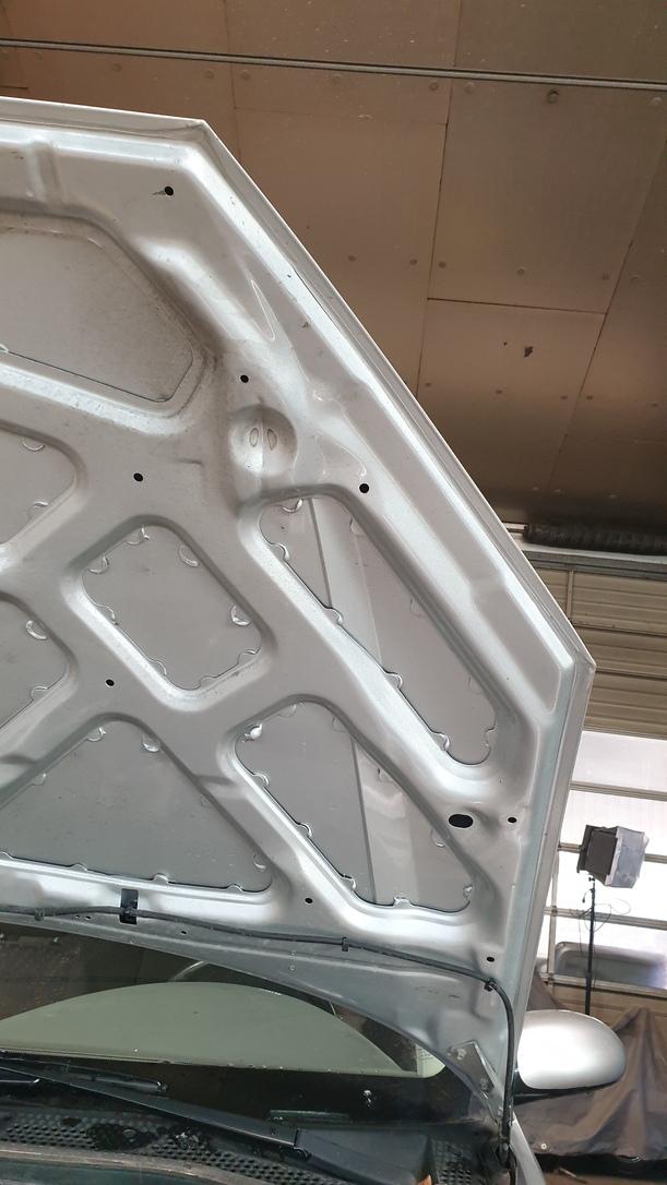 Foto: MOTORHAUBE eines Ford Focus LX