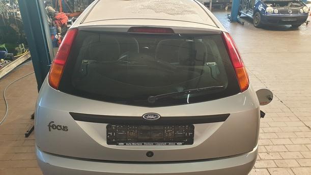 Foto: HECKKLAPPE / HECKDECKEL eines Ford Focus LX