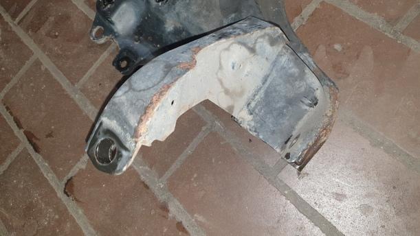 Foto: VORDERACHSTRÄGER / ACHSE VORN eines Ford Focus LX
