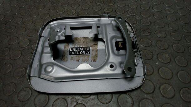 Foto: TANKKLAPPE / TANKDECKEL eines Toyota Avensis 1.8 VVT-i Combi LX