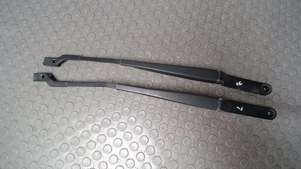 Foto: SCHEIBENWISCHERARME VORN eines Opel Astra 2.0 CDTI DPF ecoFLEX SportsTourer Start/Stop