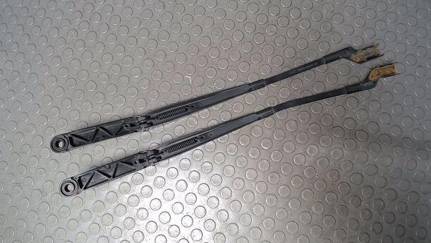Foto: SCHEIBENWISCHERARME VORN eines Opel Astra 2.0 CDTI DPF ecoFLEX SportsTourer Start/Stop