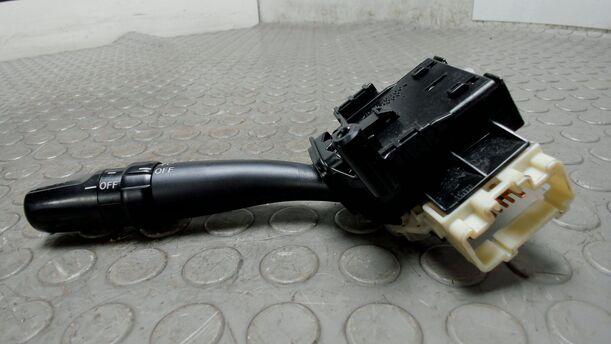 Foto: BLINK / KOMBISCHALTER eines Toyota Avensis 1.8 VVT-i Combi LX