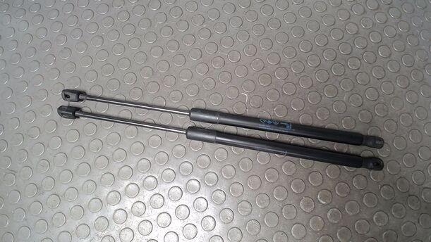 Foto: HECKKLAPPENDÄMPFERPAAR ( SPORTSTOURER ) eines Opel Astra 2.0 CDTI DPF ecoFLEX SportsTourer Start/Stop