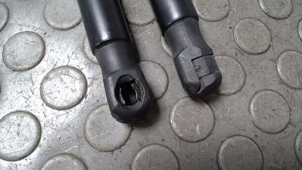 Foto: HECKKLAPPENDÄMPFERPAAR ( SPORTSTOURER ) eines Opel Astra 2.0 CDTI DPF ecoFLEX SportsTourer Start/Stop