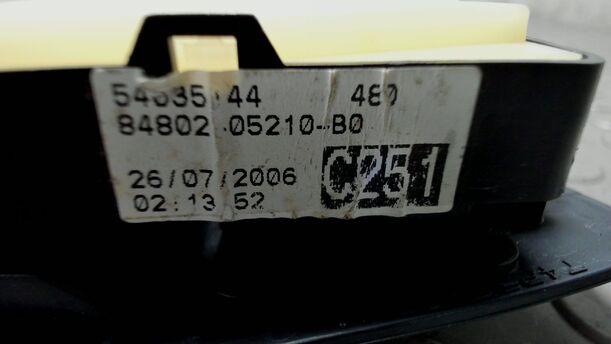 Foto: FENSTERHEBERSCHALTER ( HINTEN ELEKTRISCH ) eines Toyota Avensis 1.8 VVT-i Combi LX