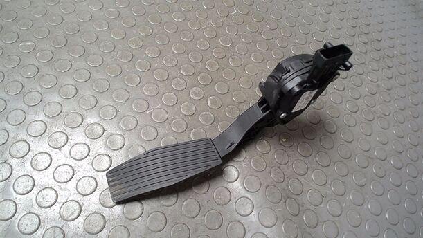 Foto: GASPEDAL ( SCHALTGETRIEBE ) eines Opel Astra 2.0 CDTI DPF ecoFLEX SportsTourer Start/Stop
