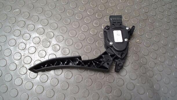 Foto: GASPEDAL ( SCHALTGETRIEBE ) eines Opel Astra 2.0 CDTI DPF ecoFLEX SportsTourer Start/Stop