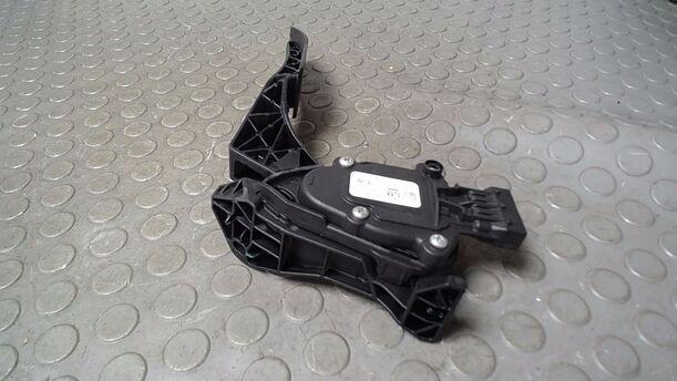 Foto: GASPEDAL ( SCHALTGETRIEBE ) eines Opel Astra 2.0 CDTI DPF ecoFLEX SportsTourer Start/Stop