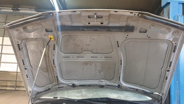 Foto: MOTORHAUBE eines Ford Mondeo LX