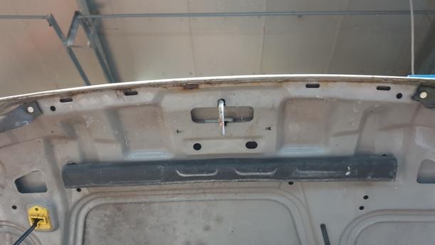 Foto: MOTORHAUBE eines Ford Mondeo LX