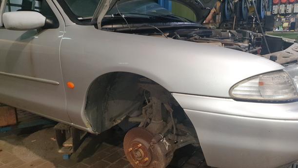 Foto: KOTFLÜGEL RECHTS eines Ford Mondeo LX