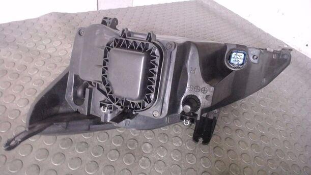 Foto: SCHEINWERFER RECHTS eines Ford Focus LX