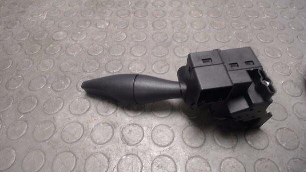 Foto: BLINKSCHALTER / KOMBISCHALTER eines Ford Focus LX