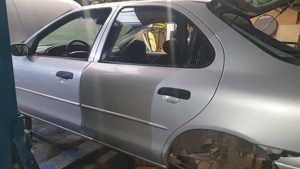 Foto: TÜR HINTEN LINKS eines Ford Mondeo LX