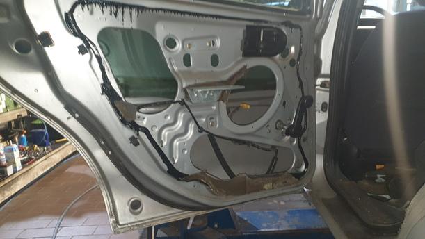 Foto: TÜR HINTEN LINKS eines Ford Mondeo LX