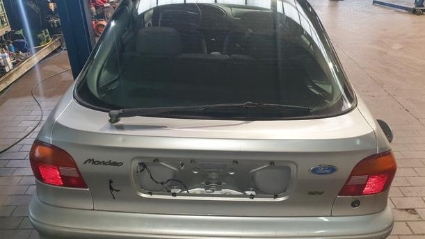 Foto: HECKKLAPPE / HECKDECKEL eines Ford Mondeo LX