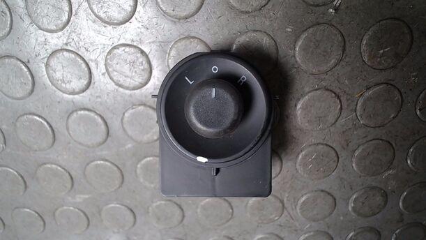Foto: SCHALTER AUSSENSPIEGELVERSTELLUNG eines Opel Astra 2.0 CDTI DPF ecoFLEX SportsTourer Start/Stop