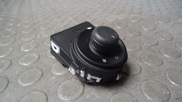 Foto: SCHALTER AUSSENSPIEGELVERSTELLUNG eines Opel Astra 2.0 CDTI DPF ecoFLEX SportsTourer Start/Stop