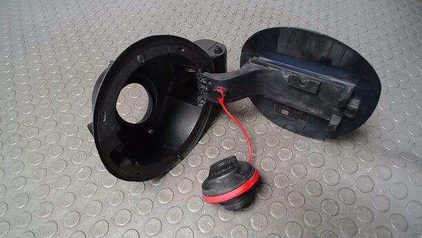 Foto: TANKKLAPPE/ TANKDECKEL eines Opel Astra 2.0 CDTI DPF ecoFLEX SportsTourer Start/Stop