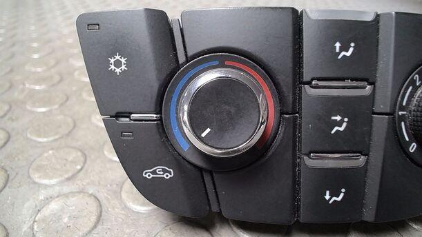 Foto: HEIZUNGSBETÄTIGUNG eines Opel Astra 2.0 CDTI DPF ecoFLEX SportsTourer Start/Stop