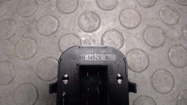 Foto: FENSTERHEBERSCHALTER VORNE LINKS eines Ford Focus