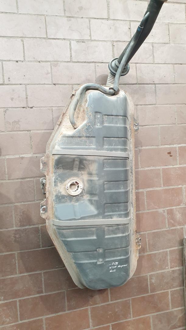 Foto: KRAFTSTOFFTANK ( KOMBI ) eines Mercedes-Benz E 200 T Kompressor