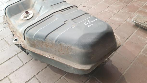 Foto: KRAFTSTOFFTANK ( KOMBI ) eines Mercedes-Benz E 200 T Kompressor