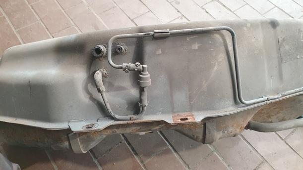 Foto: KRAFTSTOFFTANK ( KOMBI ) eines Mercedes-Benz E 200 T Kompressor