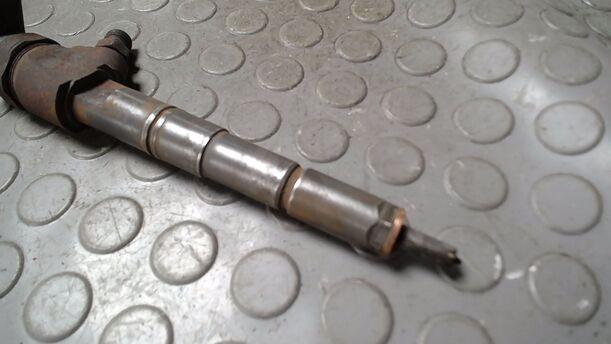Foto: DIESELEINSPRITZDÜSE/ EINSPRITZVENTIL eines Opel Astra 2.0 CDTI DPF ecoFLEX SportsTourer Start/Stop