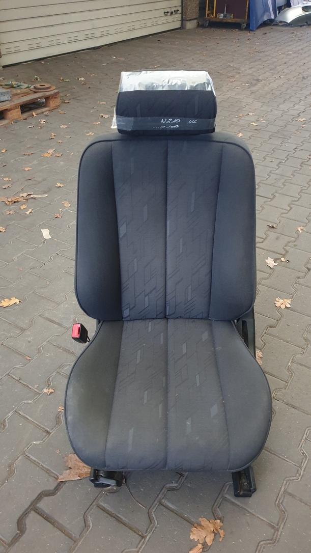 Foto: SITZ VORNE LINKS / FAHRERSITZ eines Mercedes-Benz E 200 T Kompressor