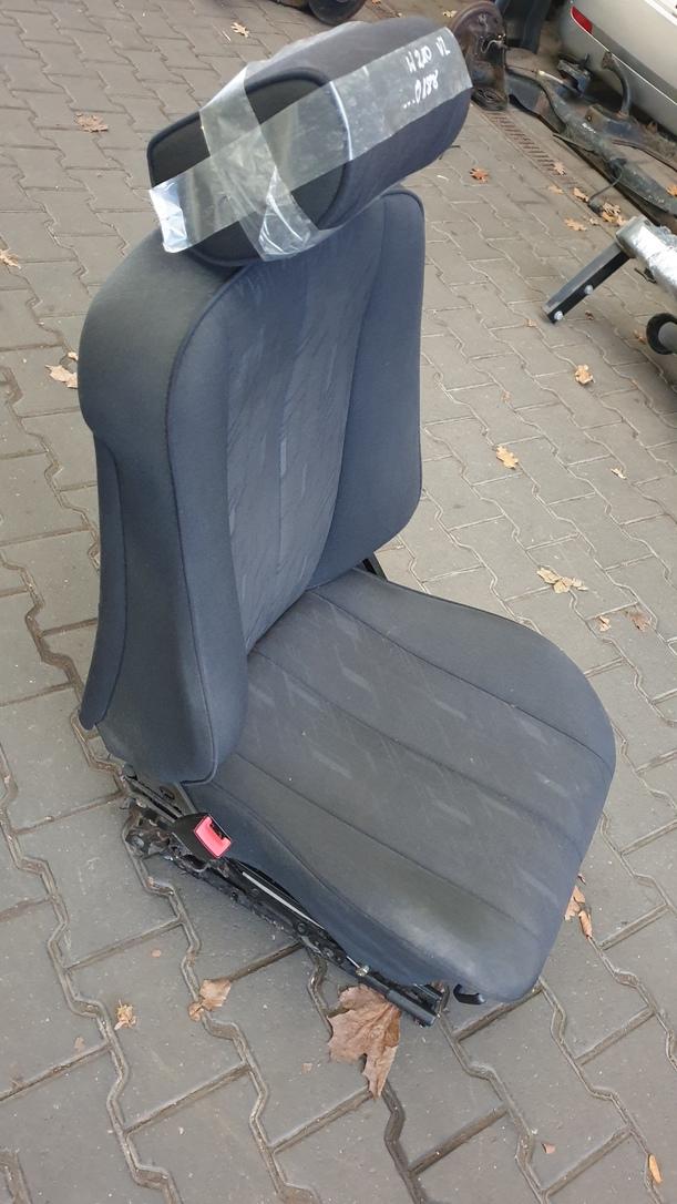 Foto: SITZ VORNE LINKS / FAHRERSITZ eines Mercedes-Benz E 200 T Kompressor