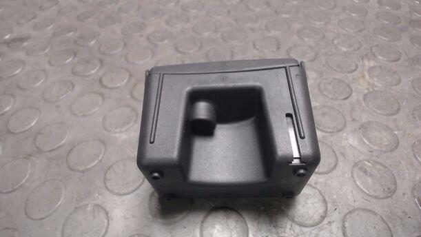 Foto: ASCHENBECHER MITTELKONSOLE HINTEN eines Ford Focus