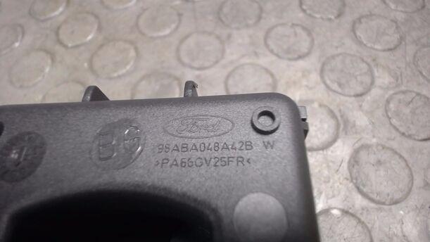 Foto: ASCHENBECHER MITTELKONSOLE HINTEN eines Ford Focus