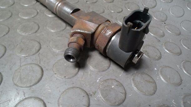 Foto: DIESELEINSPRITZDÜSE/ EINSPRITZVENTIL eines Opel Astra 2.0 CDTI DPF ecoFLEX SportsTourer Start/Stop