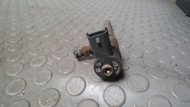 Foto: DIESELEINSPRITZDÜSE/ EINSPRITZVENTIL eines Opel Astra 2.0 CDTI DPF ecoFLEX SportsTourer Start/Stop