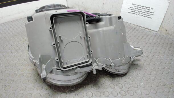 Foto: SCHEINWERFER LINKS eines Mercedes-Benz E 200 T Kompressor